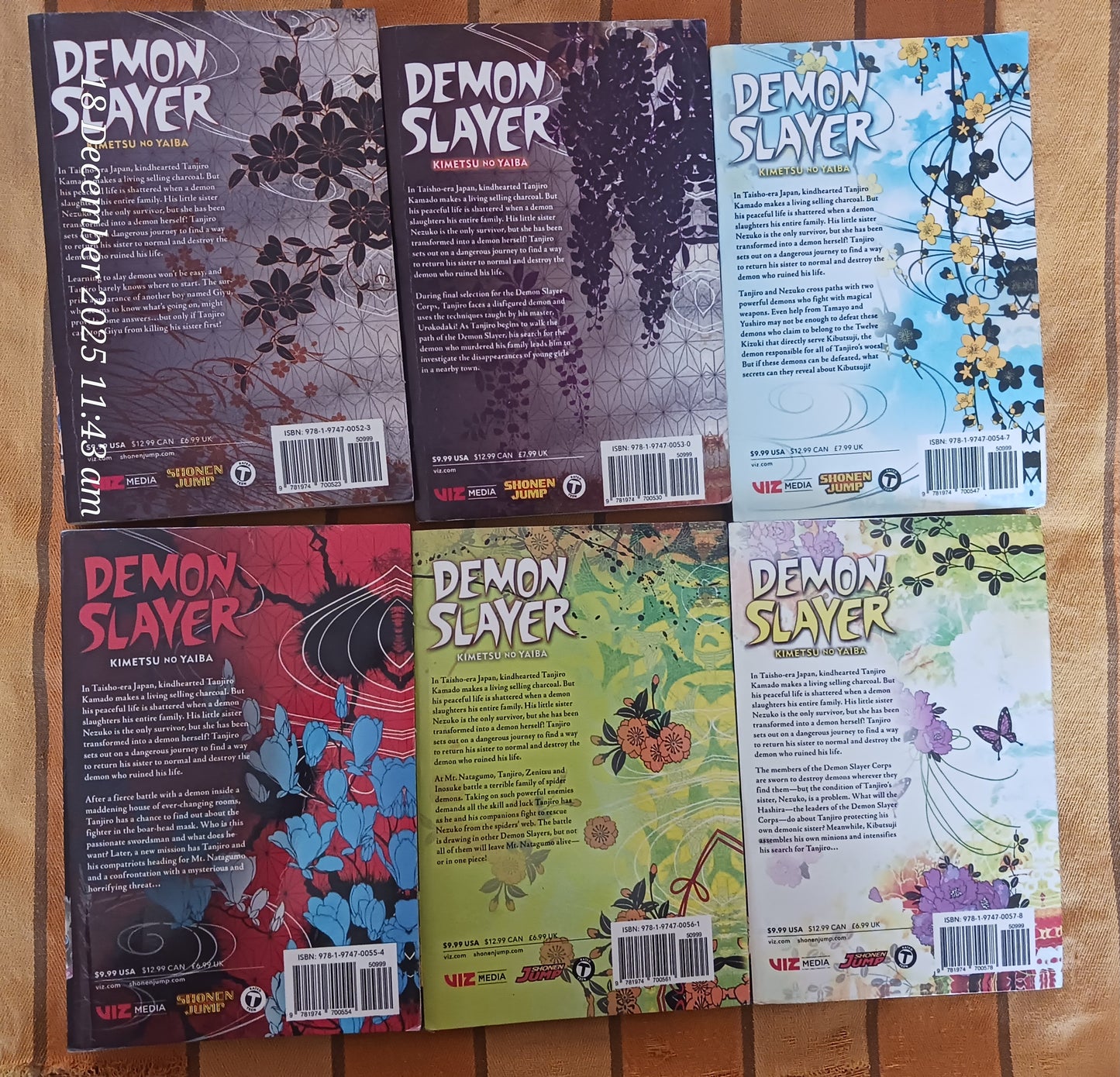 (Like new) Combo of 10 Manga Book Demon Slayer (1-6) and Attack on Titan (1-4)